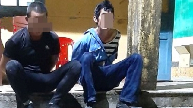 Dùng súng điện và bình xịt hơi cay đi trộm chó, 2 thanh niên bị bắt quả tang