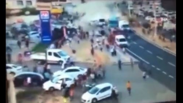 Khoảnh khắc ô tô lao thẳng vào đám đông tại Thổ Nhĩ Kỳ khiến 16 người thiệt mạng