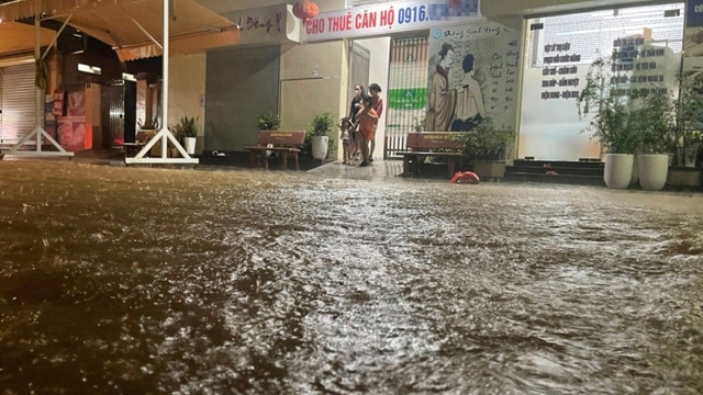Mưa lớn, nhiều tuyến phố ở Hải Phòng và Quảng Ninh ngập trong biển nước