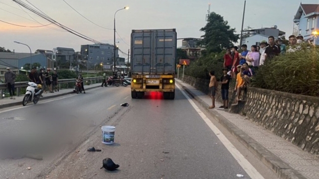 Hà Nội: Va chạm với ô tô trên đường đê, 2 người bị xe container cán chết