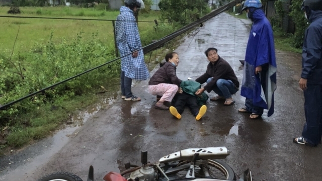 Một phụ nữ tử vong vì tông xe máy vào cột điện đổ do bão