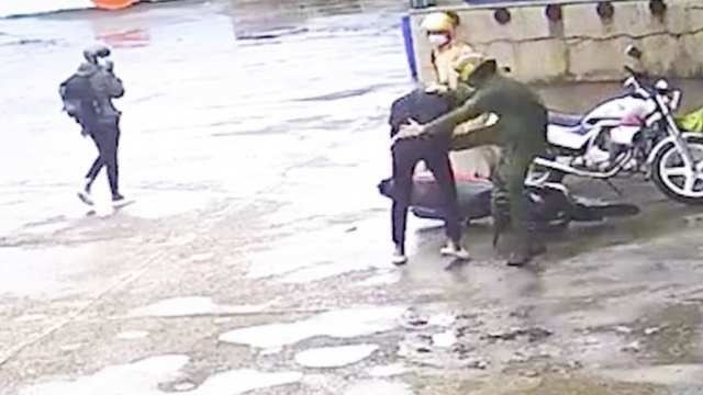 Công an Sóc Trăng xác minh làm rõ clip ghi cảnh người mặc đồng phục đánh người