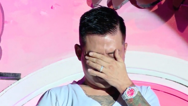 Tuấn Hưng khóc trong ngày trở lại của show 'Góc ban công'