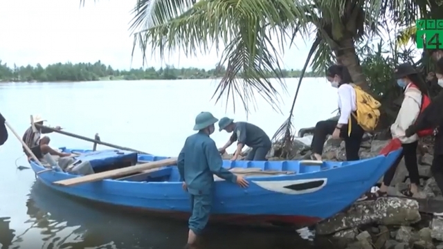 Người dân và học sinh gặp khó khi không có phà qua sông