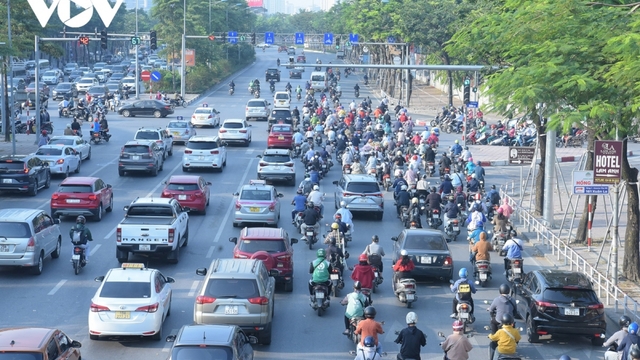 Ô tô dàn hàng ngang, lấn hết làn xe máy trên đường phố Hà Nội