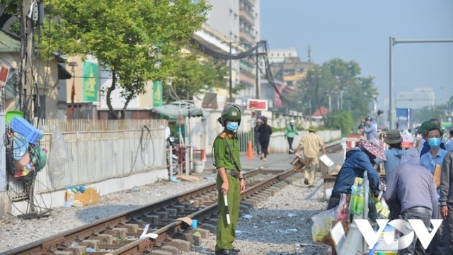 Lấn chiếm hành lang an toàn đường sắt đoạn qua viện Bạch Mai để bán hàng