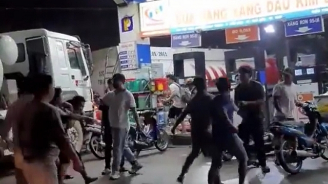 Nóng 24h: Ẩu đả với nhân viên cây xăng vì không được mua đầy can 5 lít