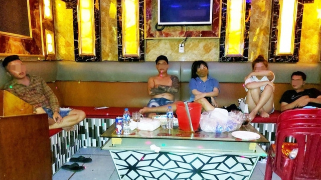 Công an phát hiện 11 nam nữ "phê thuốc" trong quán karaoke ở Long An