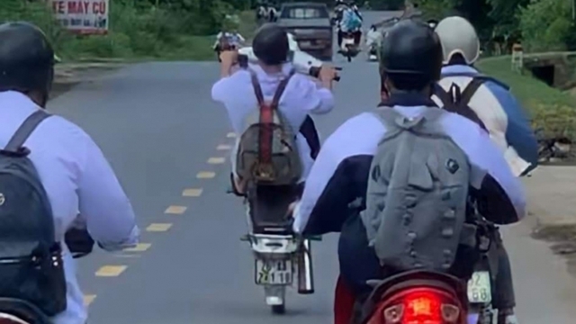 Xử phạt học sinh ở Sơn La đi xe máy bốc đầu