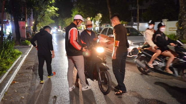 Lực lượng 141 hóa trang, vây bắt 'quái xế' nẹt pô trên đường phố Hà Nội