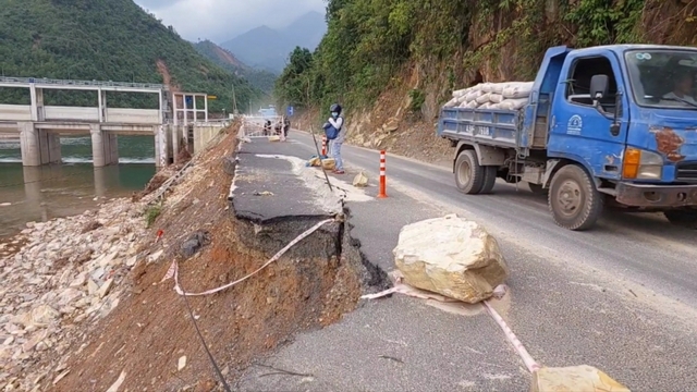Đường 700 tỷ chậm tiến độ lại thêm sạt lở