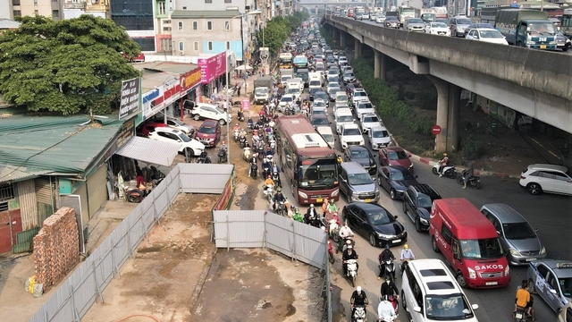 Hà Nội yêu cầu thu hẹp rào chắn, trả lại lòng đường Nguyễn Xiển