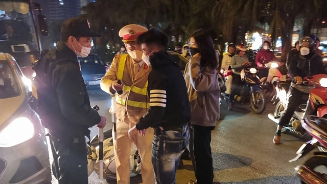 Rượu bia và “xe điên” náo loạn đường phố cuối năm