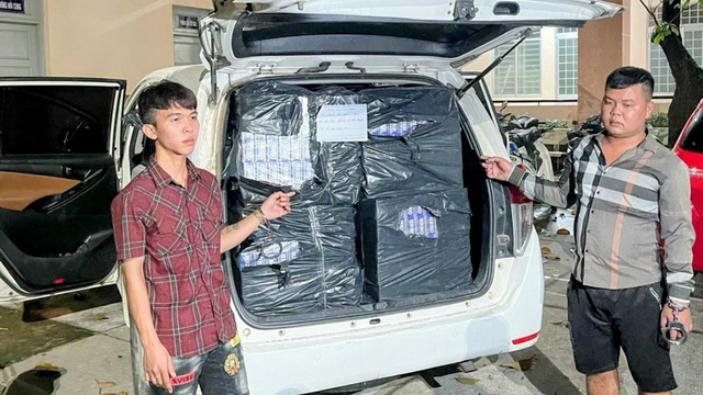 Bắt giam 2 đối tượng chở 15.000 gói thuốc lá nhập lậu