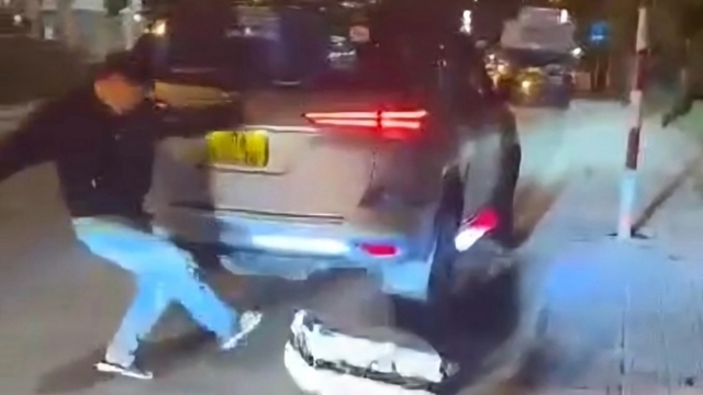 Công an Đà Lạt triệu tập tài xế taxi chửi mắng, ném hành lý của du khách