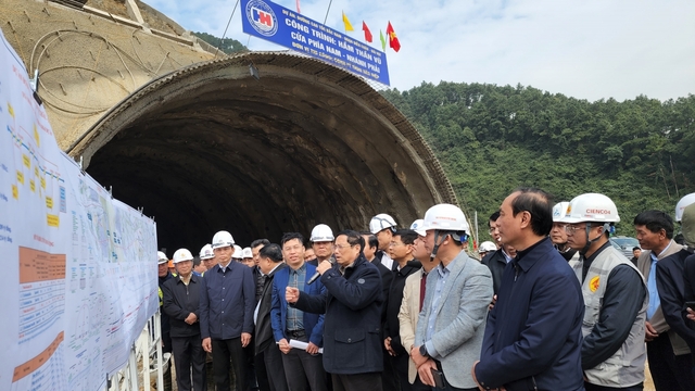 Thủ tướng kiểm tra dự án cao tốc Diễn Châu-Bãi Vọt, thị sát thi công hầm Thần Vũ