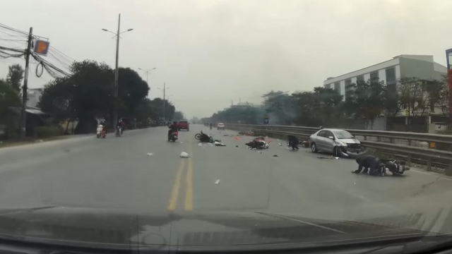 "Xe điên" gây tai nạn liên hoàn, đâm hàng loạt xe máy ở Hà Nội
