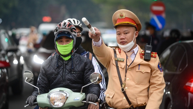 CSGT Hà Nội vất vả phân luồng trong ngày đầu điều chỉnh nút giao Ngã Tư Sở