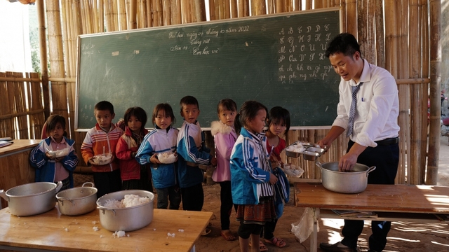 Thưởng Tết giáo viên: Nơi không có gì, nơi không đủ tiền tàu xe