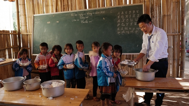 Thưởng Tết giáo viên: Nơi không có gì, nơi không đủ tiền tàu xe