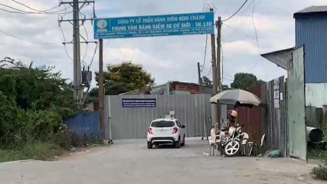 Công an TP.HCM khám xét trung tâm đăng kiểm ở Bình Chánh