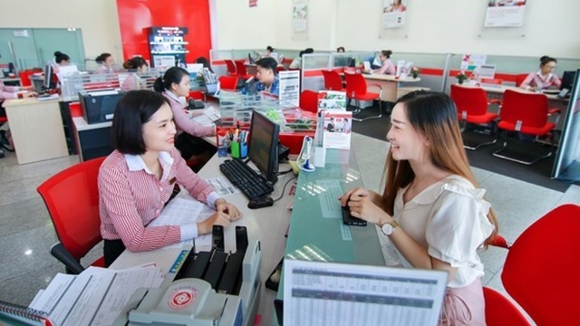 Banks lower saving interest rates right after Tet