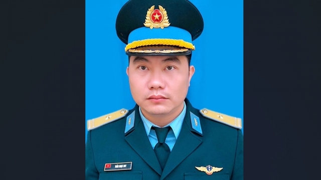 Cấp bằng "Tổ quốc ghi công" cho Thiếu tá phi công Trần Ngọc Duy