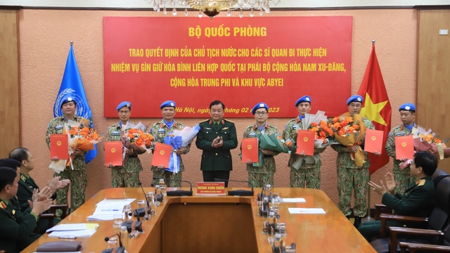 Trao quyết định của Chủ tịch nước cho 7 sĩ quan làm nhiệm vụ gìn giữ hòa bình