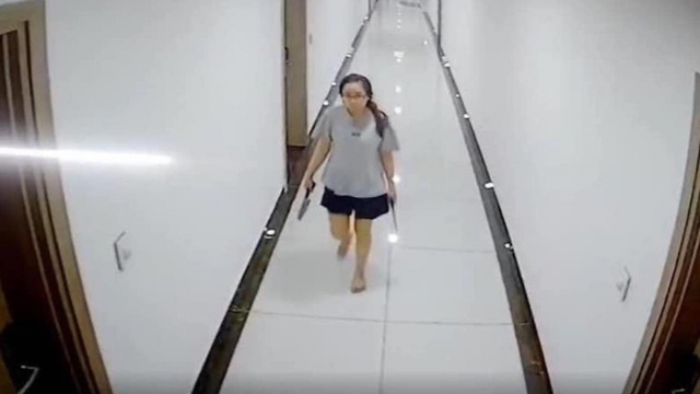 Người phụ nữ cầm dao đi dọc hành lang, đe doạ hàng xóm trong chung cư ở Hà Nội