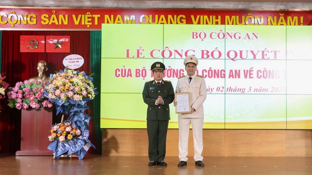 Thiếu tướng Đinh Văn Nơi trao quyết định bổ nhiệm Phó giám đốc Công an Quảng Ninh