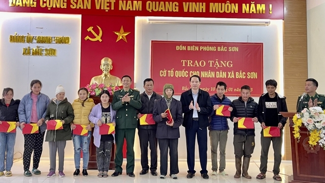 Bộ đội Biên phòng Quảng Ninh tặng 30.000 cờ Tổ quốc và ảnh Bác Hồ