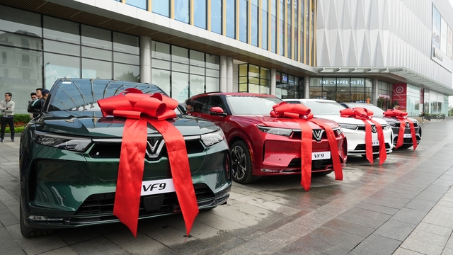 Hình ảnh những chiếc VinFast VF 9 đầu tiên đã được giao tới khách hàng