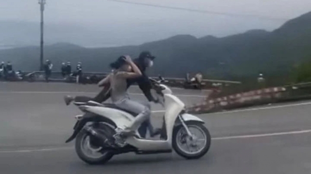 Cặp đôi đi xe SH "làm xiếc" tại khúc cua nguy hiểm đèo Hải Vân