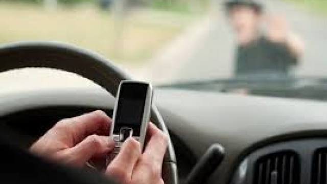 Dùng tay sử dụng điện thoại khi lái xe có bị xử phạt?