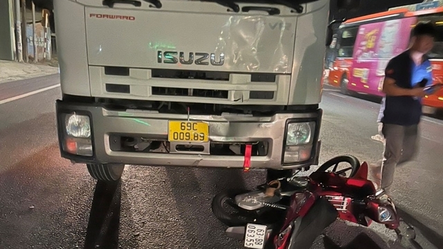 Xe tải tông xe máy cùng chiều làm 1 người chết