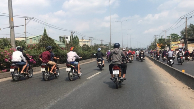 Đi xe máy dàn hàng 3 có bị phạt?