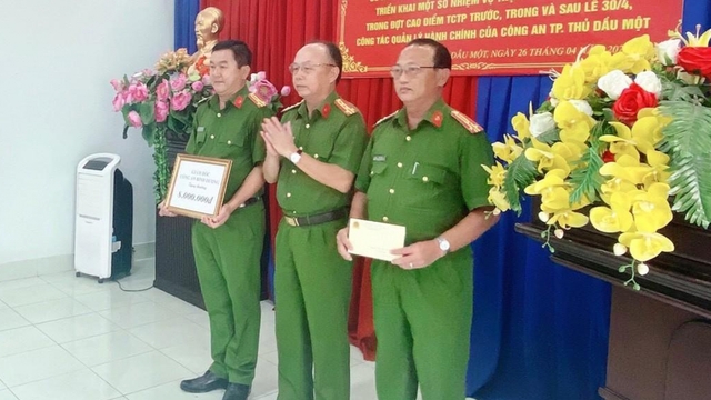 Bắt giữ 2 người tàng trữ hơn 2,1kg ma túy ở Bình Dương