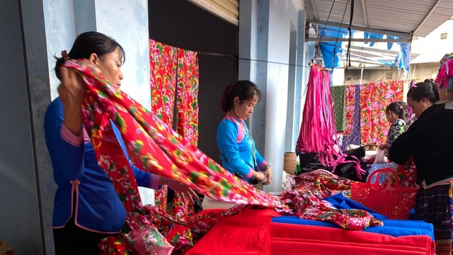 Độc đáo chợ San Thàng - bức tranh văn hóa rực rỡ của Lai Châu