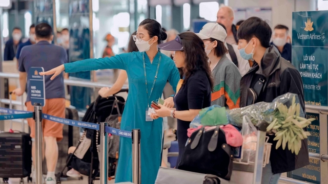 Sân bay Nội Bài và Tân Sơn Nhất đón lượng khách kỷ lục dịp nghỉ lễ