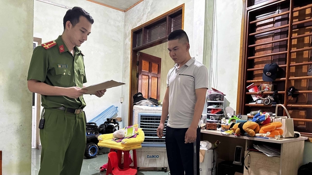 Bắt tạm giam đối tượng cho vay nặng lãi lên đến 365% /năm