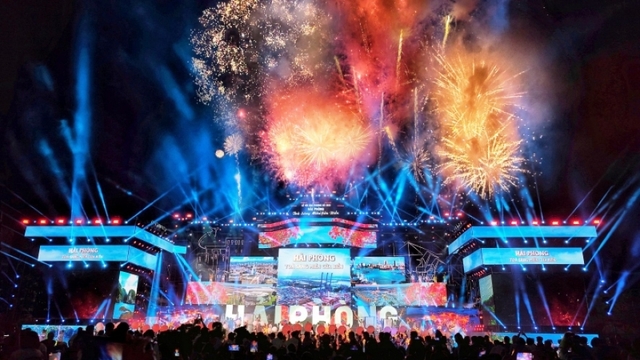 Ấn tượng màn trình diễn drone light và pháo hoa trên bầu trời Hải Phòng