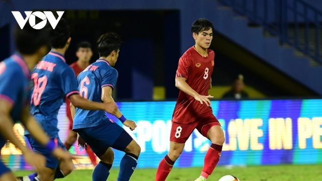 Khuất Văn Khang nhận quà sinh nhật ý nghĩa sau trận U22 Việt Nam 1-1 U22 Thái Lan