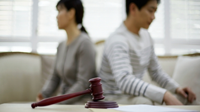 Bé gái không được cả bố và mẹ nhận nuôi khi ra toà ly hôn