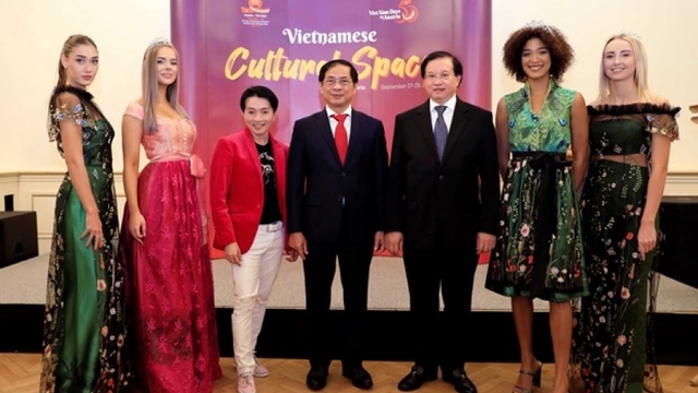 Vietnamese-Austria designer helps promote traditional ao dai to the world