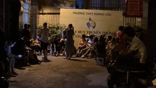 Phụ huynh Hà Nội ngủ trước cổng trường giành suất cho con vào lớp 10