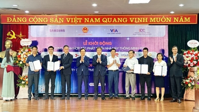 MoIT and Samsung Vietnam start smart factory project