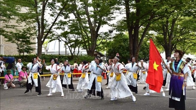 Vietnamese dance group performs at Japanese festival