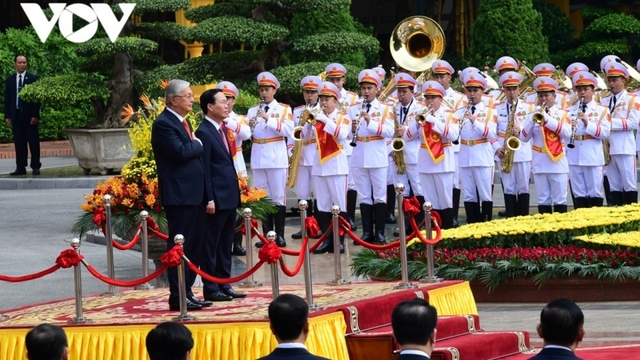 President Thuong hosts official welcome ceremony for Kazakh counterpart