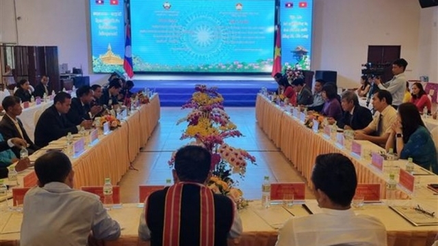 Vietnam, Laos boost front work cooperation among localities