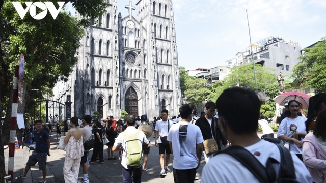 Hoan Kiem Lake, Hanoi Cathedral draw big crowds on first day of National holiday